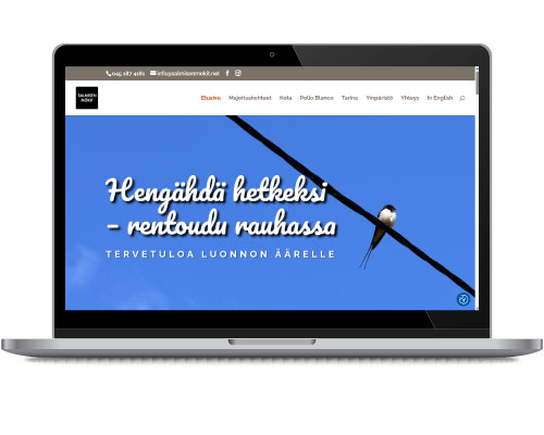 Salmisen mökit -verkkosivuston etusivun näkymä kannettavan tietokoneen ruudulla.