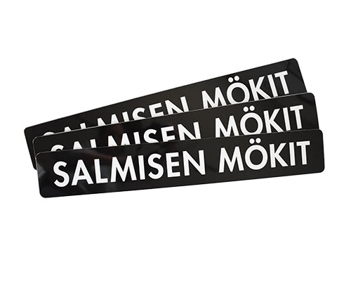 Salmisen mökit -kyltit.