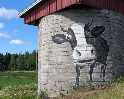 Valmis muraali aurinkoisena kesäpäivänä.